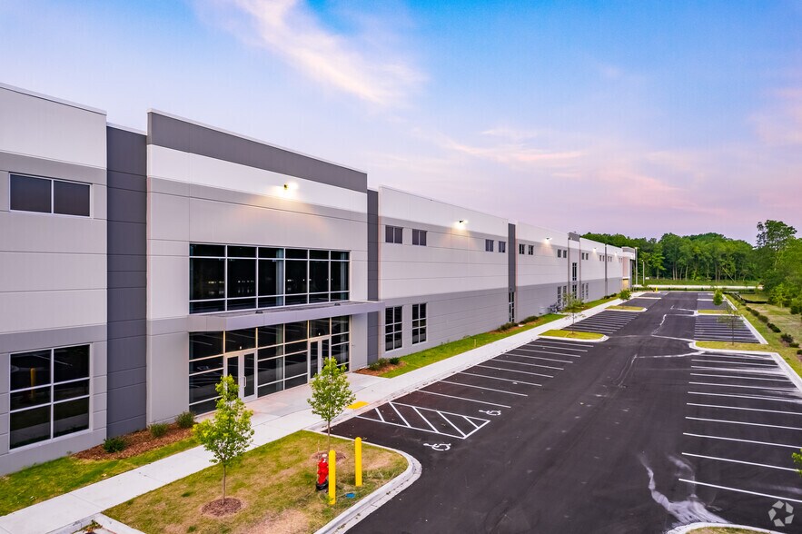 More Photos Of 9141 S 13th St, Oak Creek Warehouse For Lease