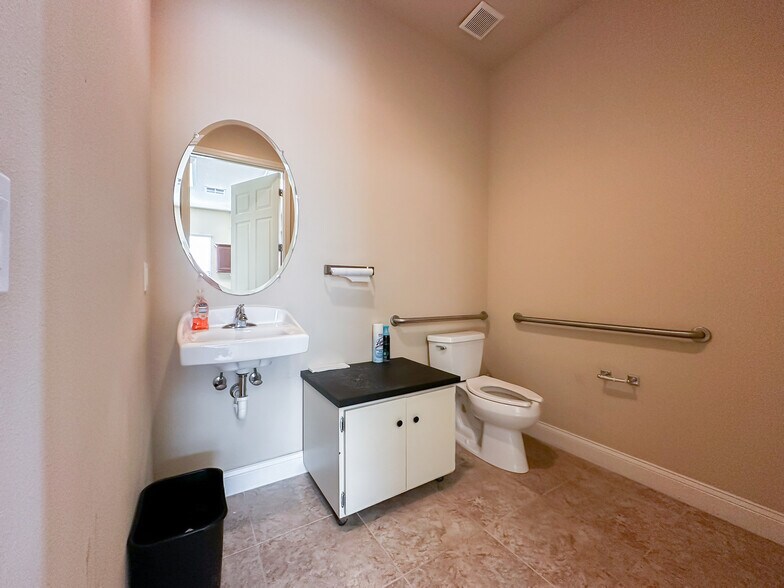 More Photos Of 170 Fitzgerald Rd, Lakeland Office For Lease
