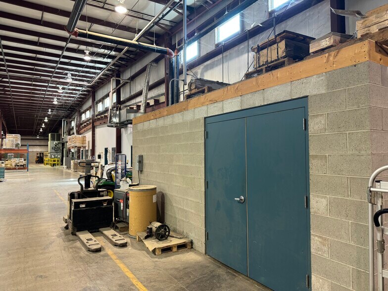 More Photos Of 498 Maratech Ave, Marathon Industrial For Sale