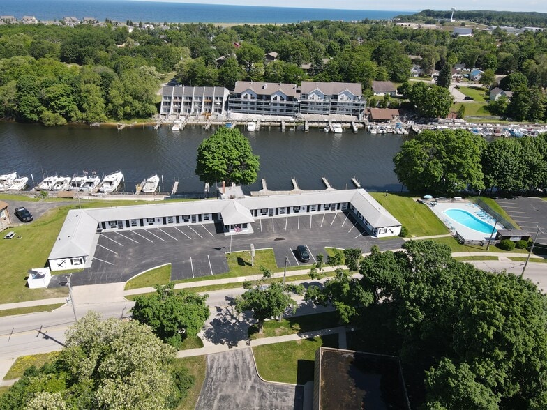 More Photos Of 520 Water St, Manistee Hotel For Sale