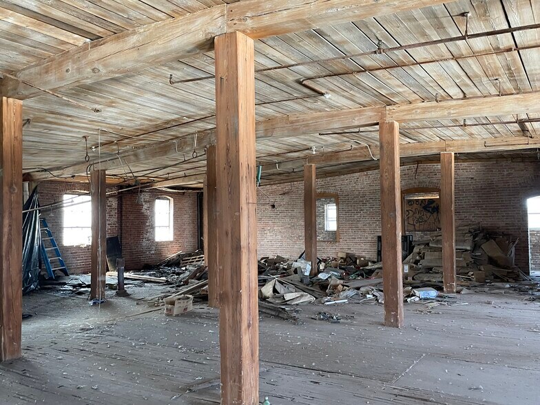 More Photos Of 1929 W 43rd St, Chicago Warehouse For Sale