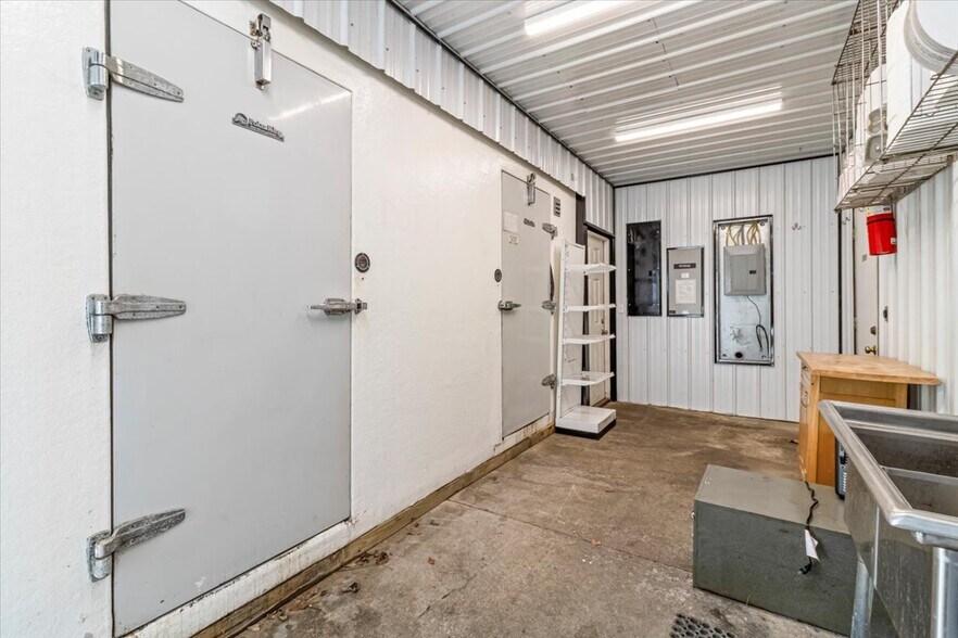 More Photos Of 406 N Main St, Lynn Restaurant For Lease