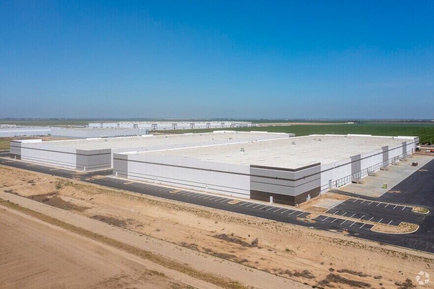 More Photos Of 8115 W Riggin Rd, Visalia Warehouse For Lease