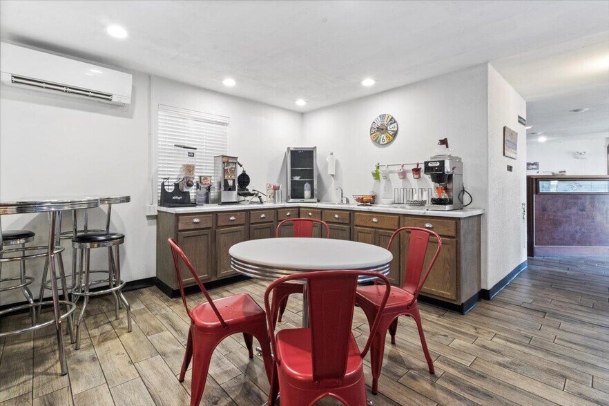 More Photos Of 505 Porter Wagoner Blvd, West Plains Hotel For Sale