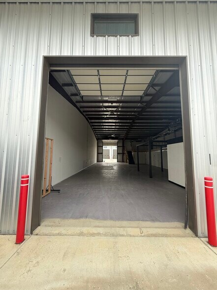 More Photos Of 13027 Harmon Rd, Fort Worth Warehouse For Lease