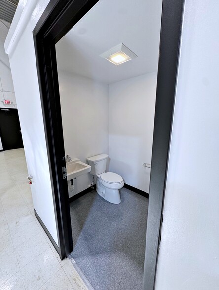 More Photos Of 34 Sullivan Rd, North Billerica Warehouse For Lease