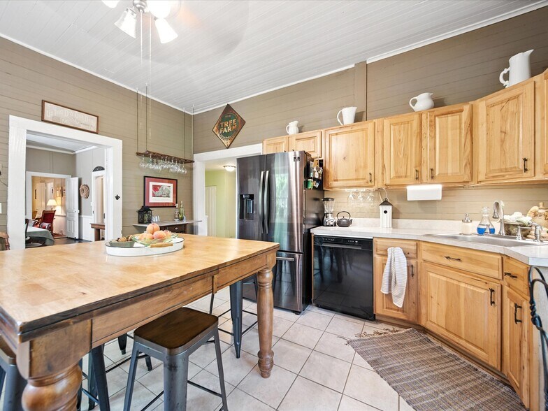 More Photos Of 221 N Main St, Clover Hospitality For Sale