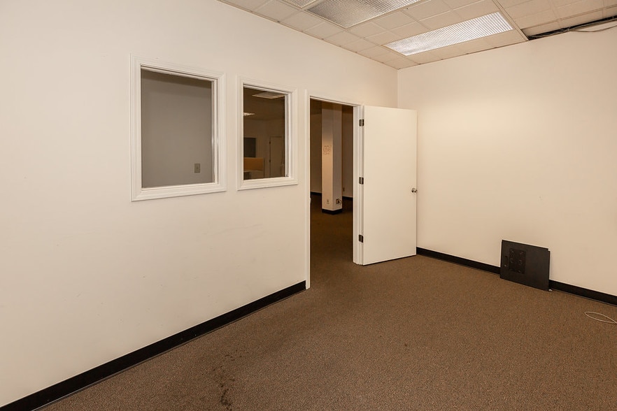 More Photos Of 8901 Washington St, Kansas City Showroom For Sale