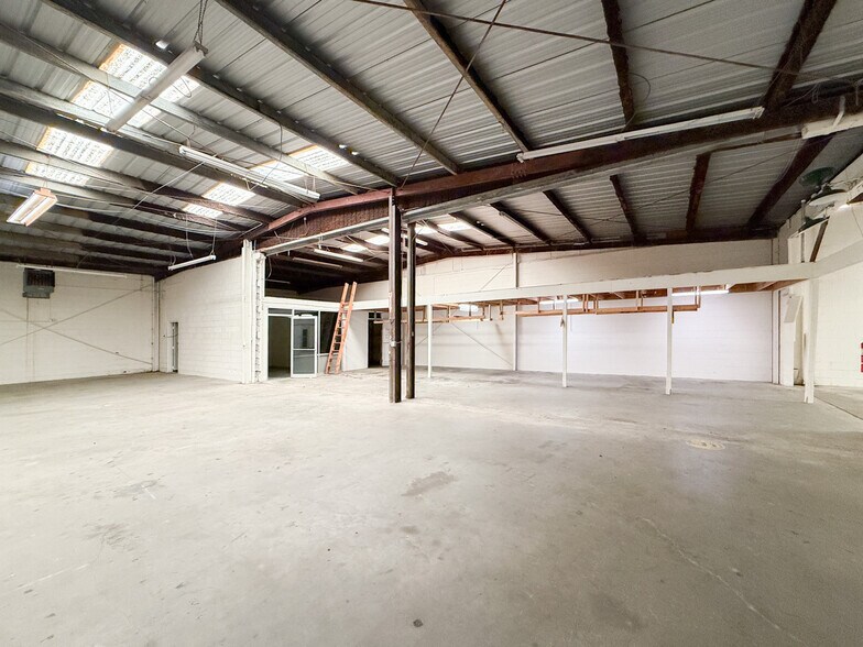 More Photos Of 1120 Lafayette St, Gretna Showroom For Lease