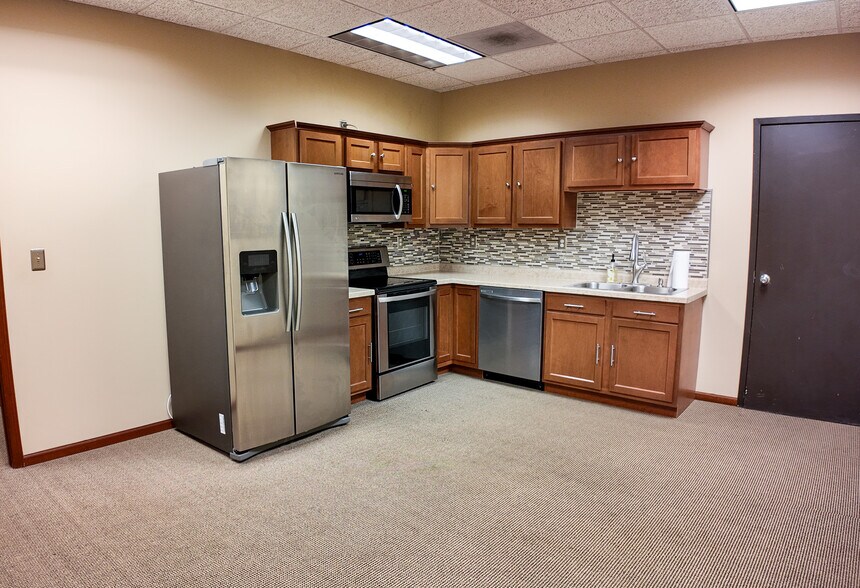 More Photos Of 1609 W 1st St, Sioux Falls Light Distribution For Sale