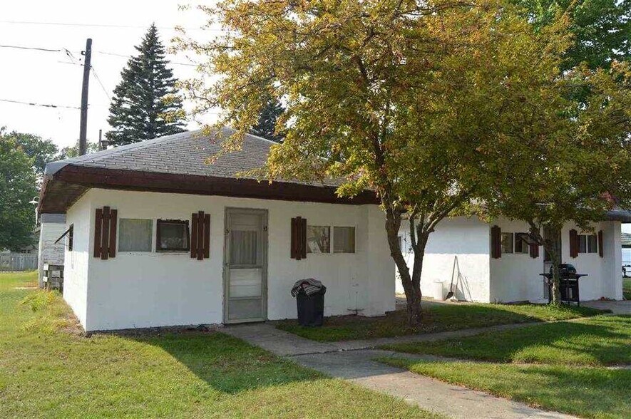 More Photos Of 117 4th St, Prudenville Hotel For Sale