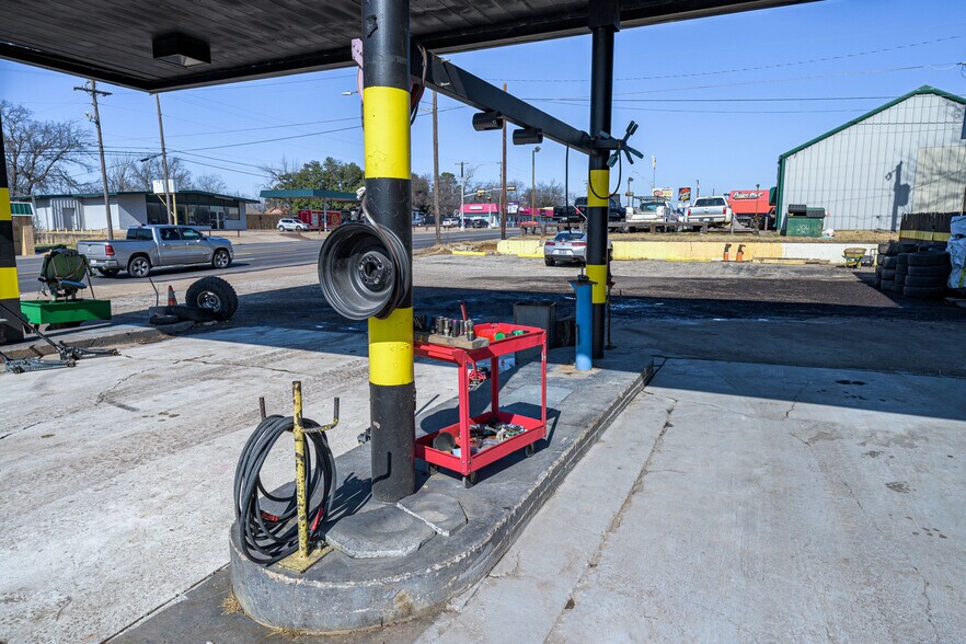 More Photos Of 1320 S Austin Ave, Denison General Retail For Sale