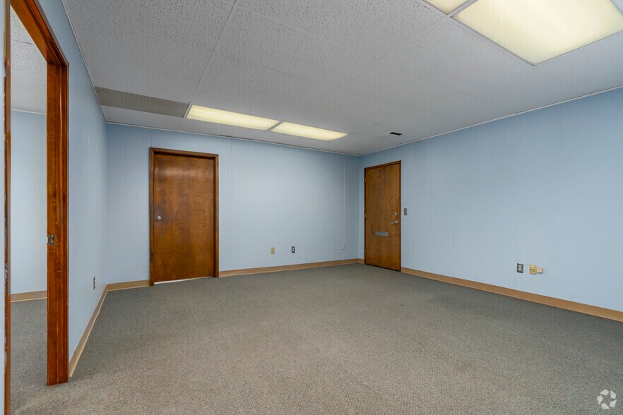 More Photos Of 32969 Hamilton Ct, Farmington Hills Office For Sale