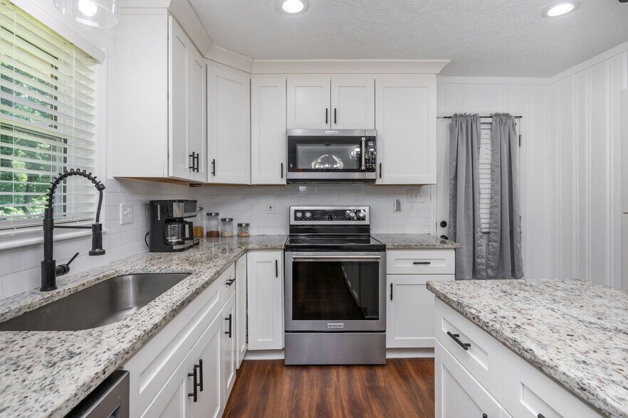 More Photos Of 4270 S Main St, Acworth Office For Sale