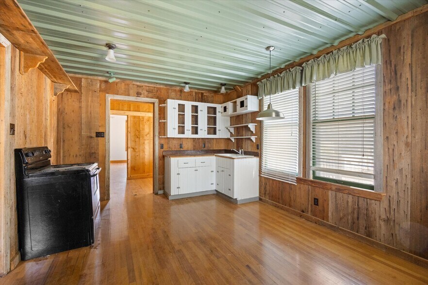 More Photos Of 301 NE Barnard St, Glen Rose Office For Sale