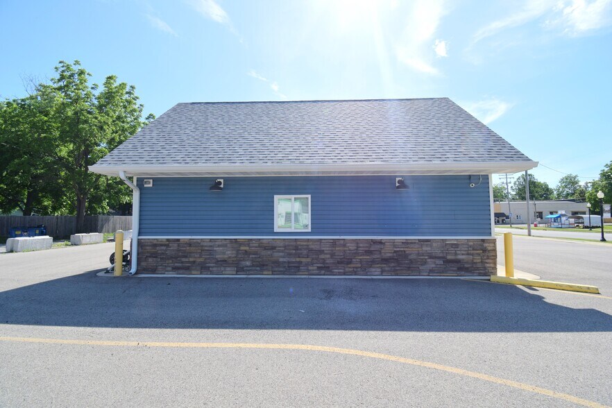 More Photos Of 102 N Park St, Sesser Restaurant For Sale
