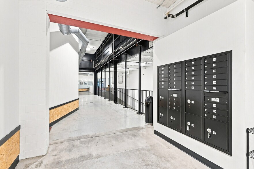 More Photos Of 2112 Broadway St NE, Minneapolis Showroom For Lease