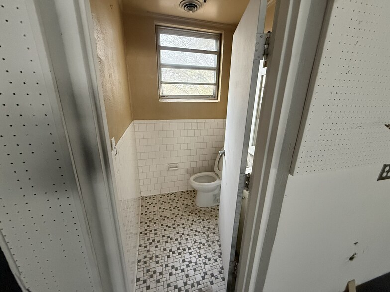 More Photos Of 3376 S Cobb Dr SE, Smyrna Freestanding For Sale