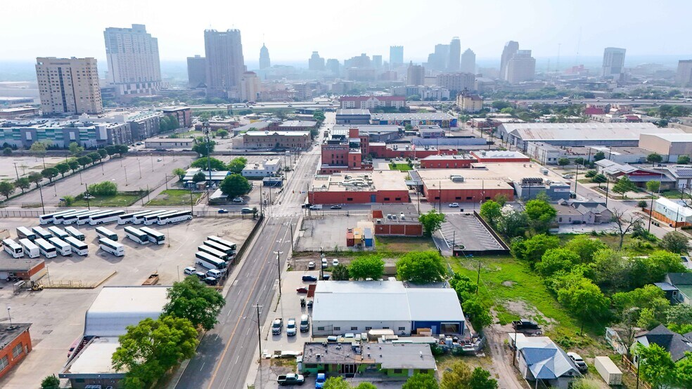 More Photos Of 1403 E Houston St, San Antonio Flex For Lease