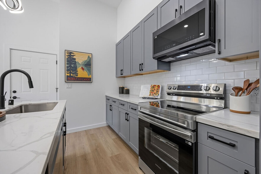 More Photos Of 2730 23rd St, San Francisco Showroom For Sale