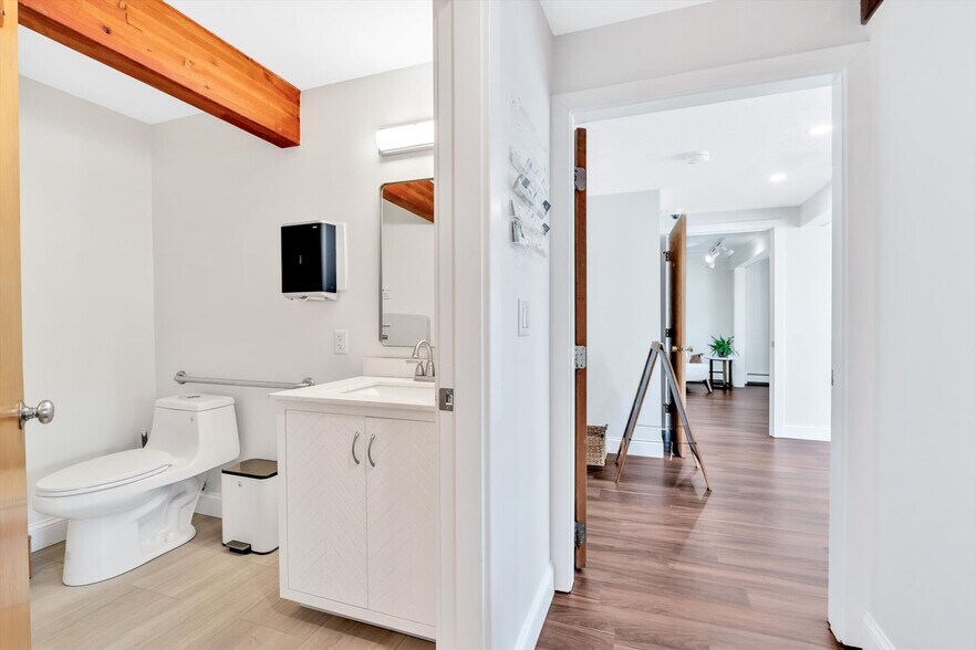 More Photos Of 1049 Main St, West Barnstable Medical For Sale