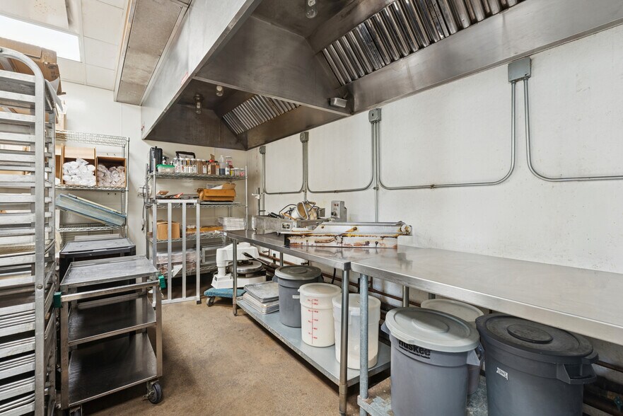 More Photos Of 2058 W Grand Ave, Chicago Loft Creative Space For Sale