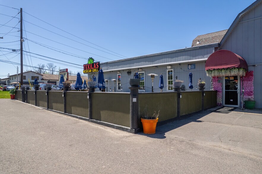 More Photos Of 900 Oak St, Pittston Showroom For Sale
