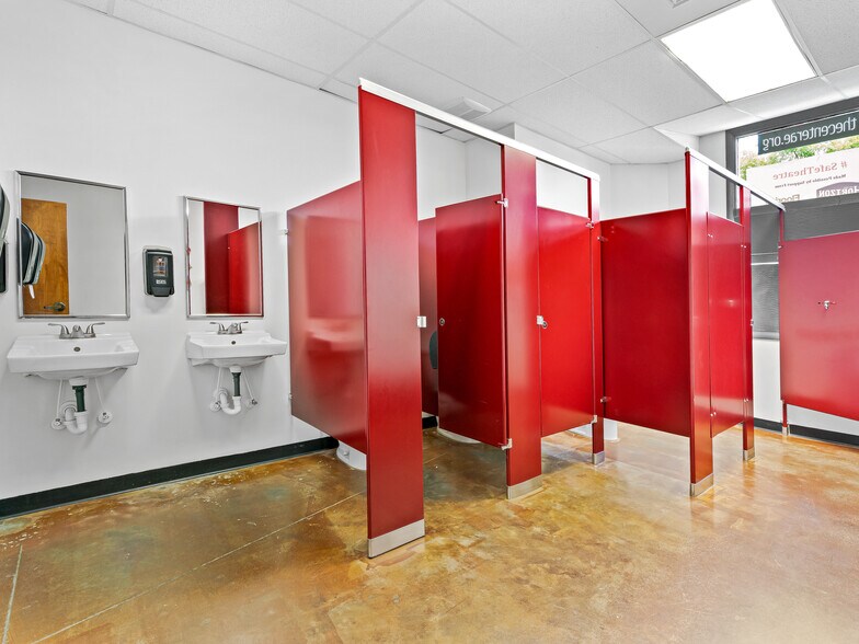 More Photos Of 125 S Main St, Hendersonville Storefront For Sale