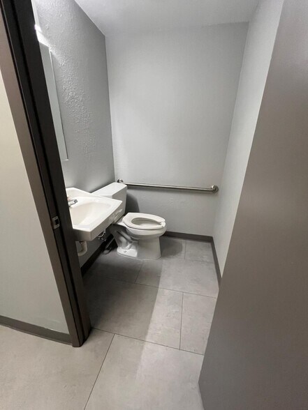 More Photos Of 9697 NE Jacksonville Rd, Anthony Bank For Lease