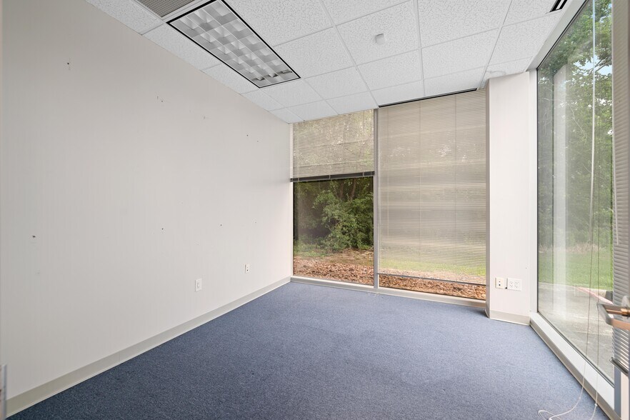 More Photos Of 7840 N Sam Houston Pky W, Houston Office For Lease