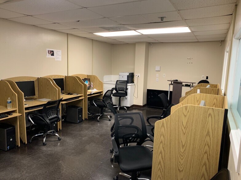 More Photos Of 1301 Memorial Dr, Baytown Warehouse For Sale