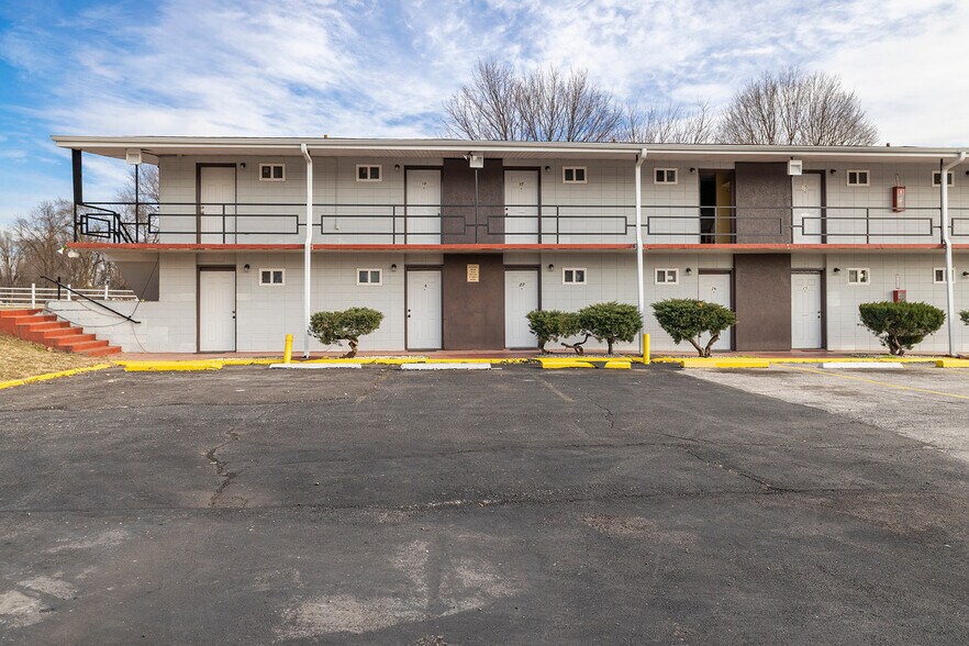 More Photos Of 3811 W Chestnut Expy, Springfield Hotel For Sale