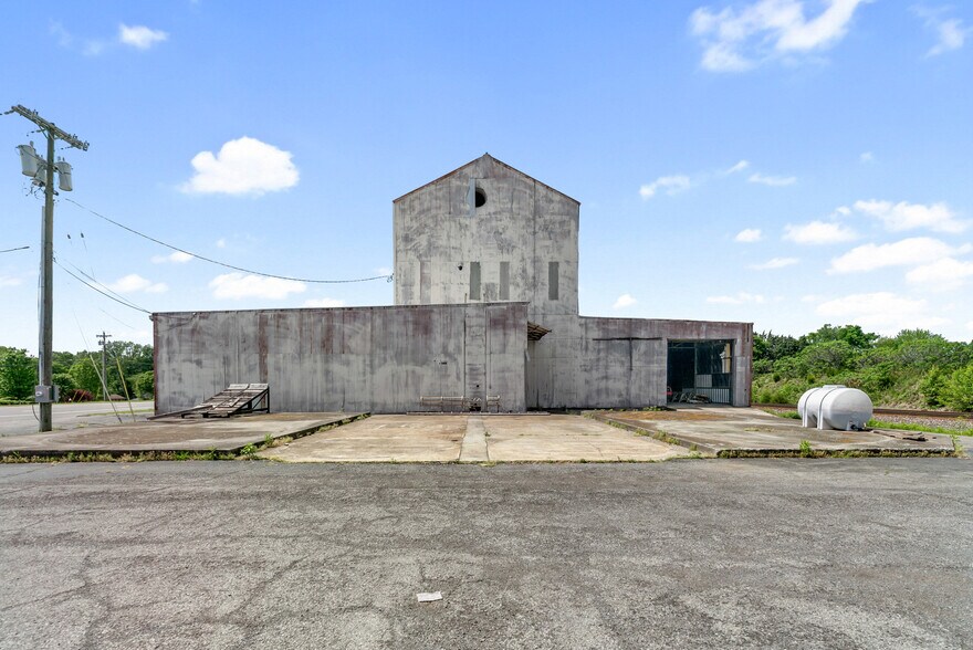 More Photos Of 4000 Memorial Blvd, Springfield Freestanding For Sale