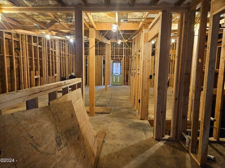 More Photos Of 714 SW Hurbert St, Newport General Retail For Sale