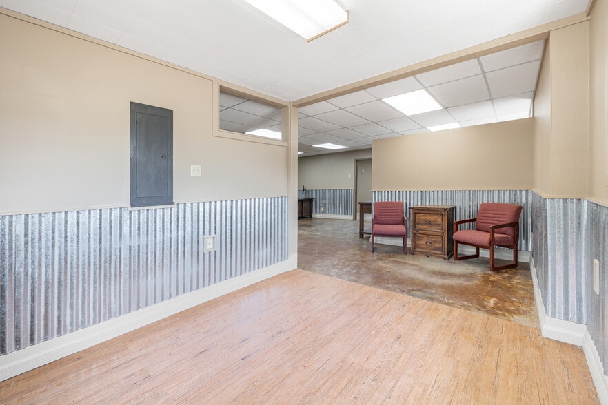 More Photos Of 530 Seydler st, Gonzales Office For Sale