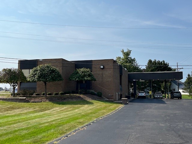 Primary Photo Of 1675 N Lapeer Rd, Lapeer Bank For Sale