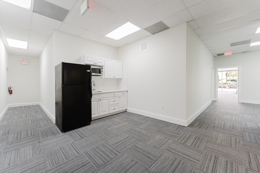 More Photos Of 1817-1847 NE 25th St, Lighthouse Point Unknown For Lease