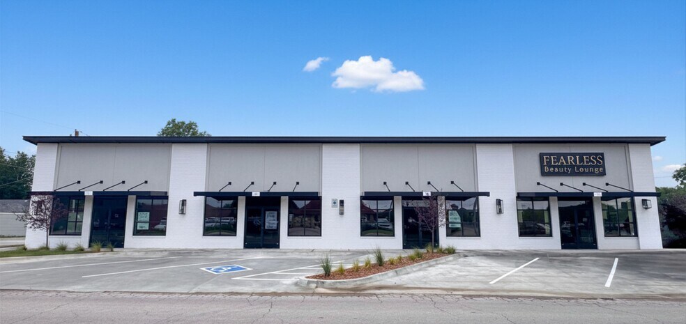 More Photos Of 607 W Gray St, Norman Storefront For Lease