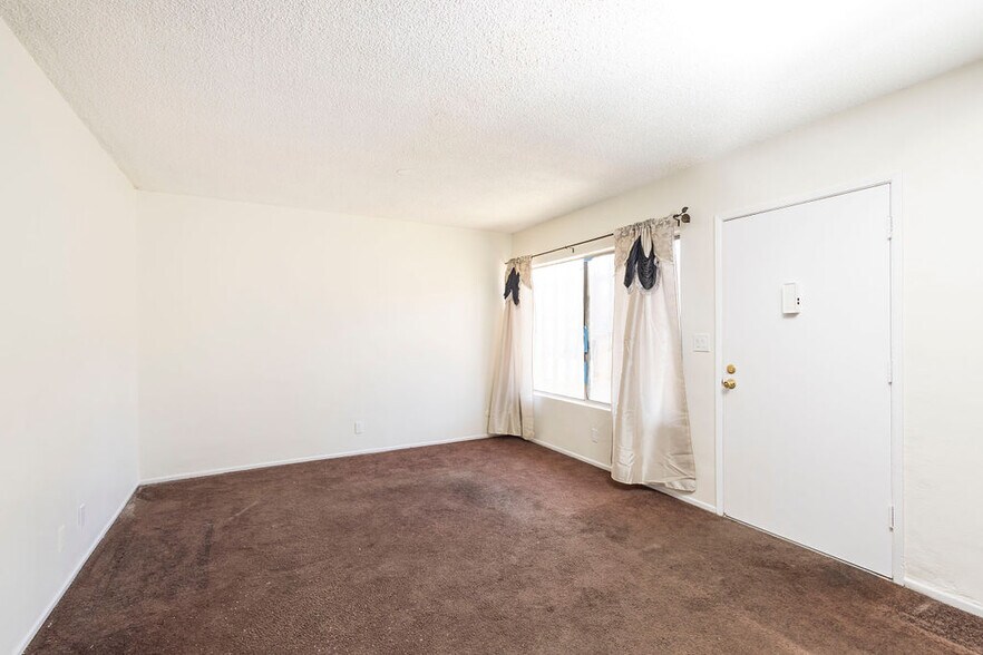 More Photos Of 538 W 82nd St, Los Angeles Apartments For Sale