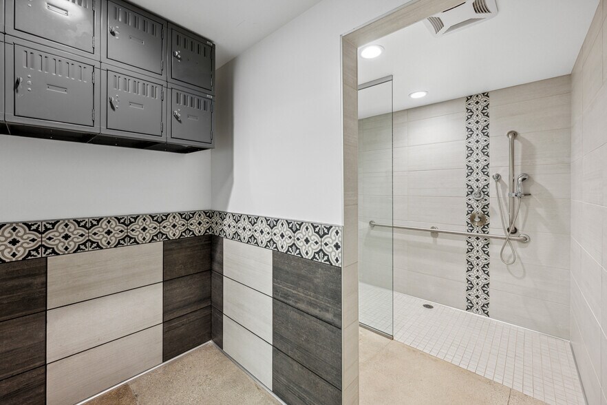 More Photos Of 2837 Historic Decatur Rd, San Diego Office For Sale