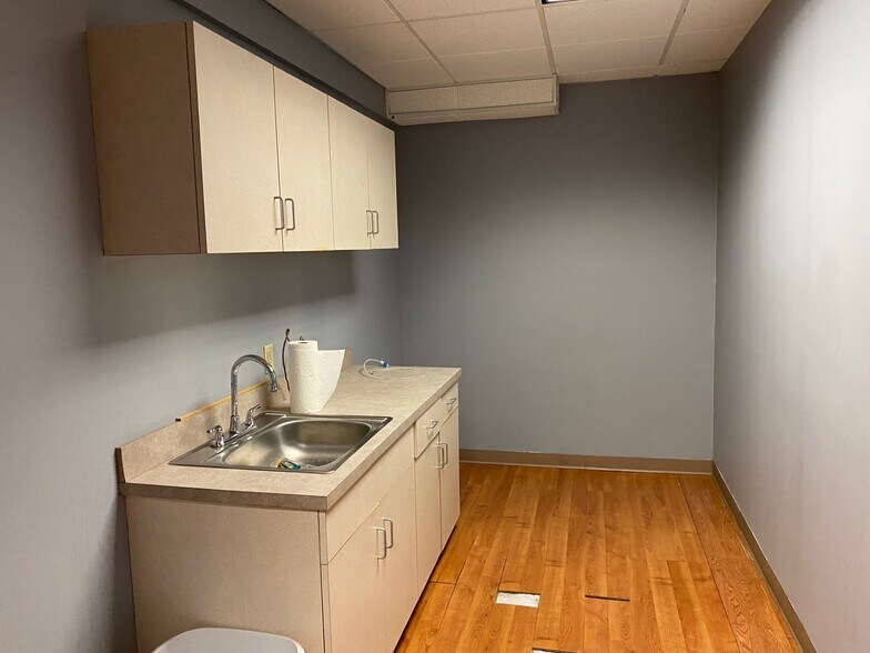 More Photos Of 2597-2599 N Cleveland Ave, Roseville Showroom For Sale