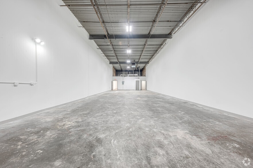More Photos Of 1870-1908 Forge St, Tucker Distribution For Lease