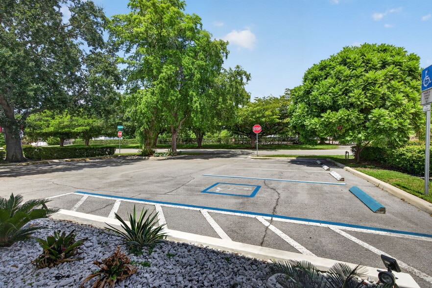More Photos Of 8080 Pasadena Blvd, Pembroke Pines Office For Lease