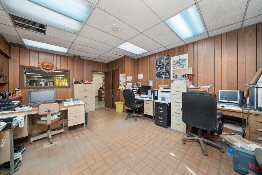 More Photos Of 7117 S Roberts Rd, Bridgeview Garden Center For Sale