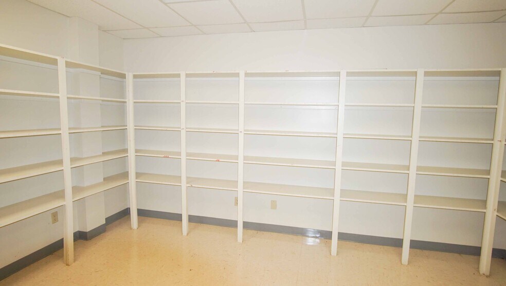 More Photos Of 1800 S Washington St, Beeville Office For Sale