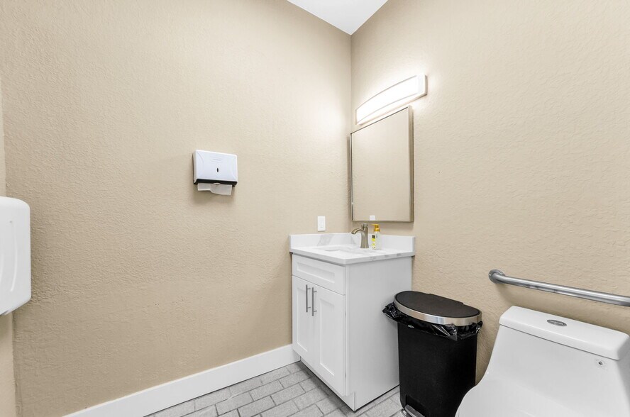 More Photos Of 11748 La Madera Blvd, Port Richey Office For Sale