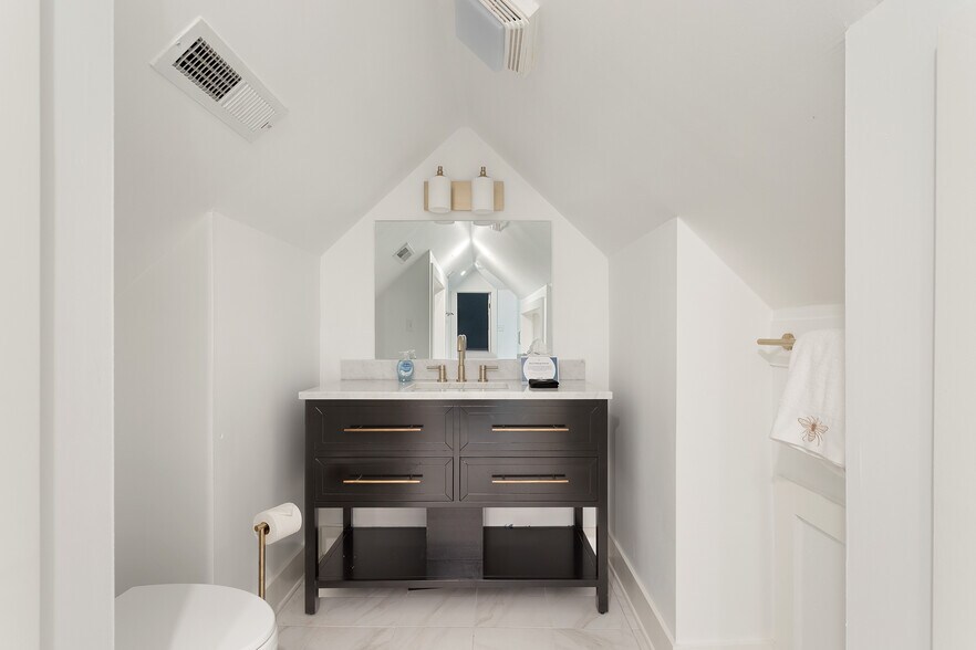 More Photos Of 184 Ashley Ave, Charleston Specialty For Sale