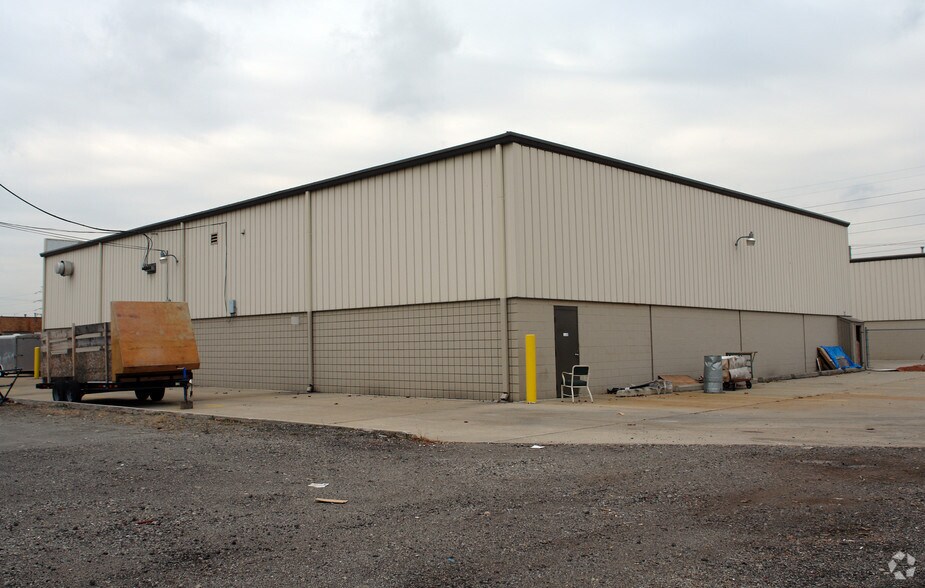 More Photos Of 17605 Helro Dr, Fraser Warehouse For Lease