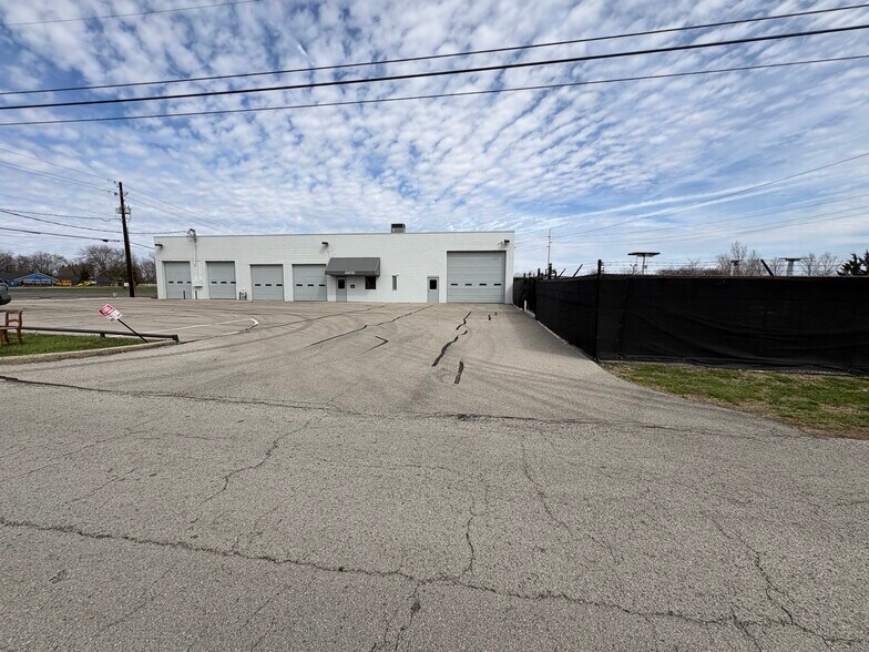More Photos Of 5513 N Oxford St, Indianapolis Service For Lease
