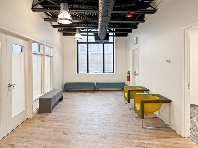 More Photos Of 2828 N Clark St, Chicago Coworking Space